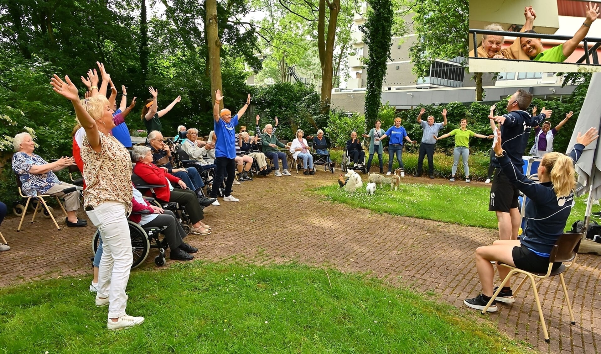 • Handjes in de lucht tijdens de Balkon Beweegdag.