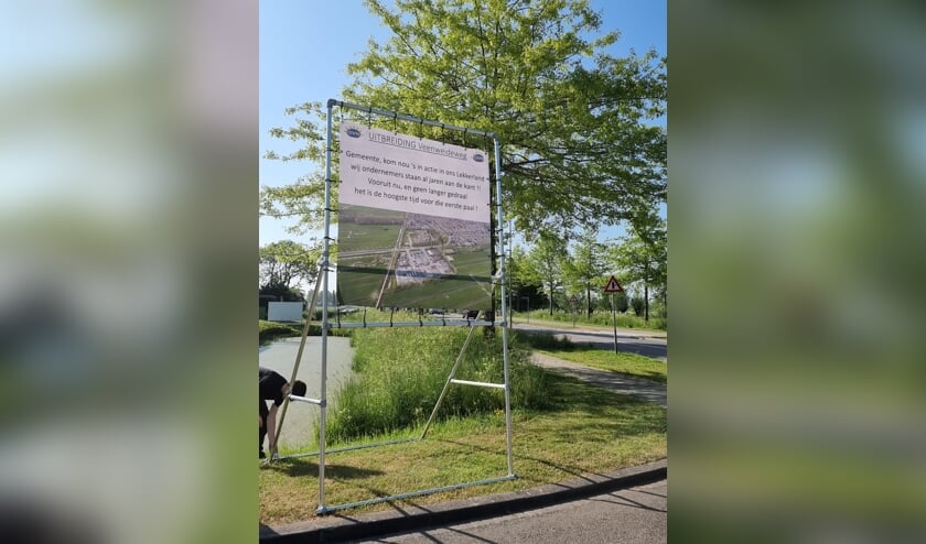 • Het protestbord bij de entree van het bedrijventerrein Veenweideweg in Nieuw-Lekkerland.  