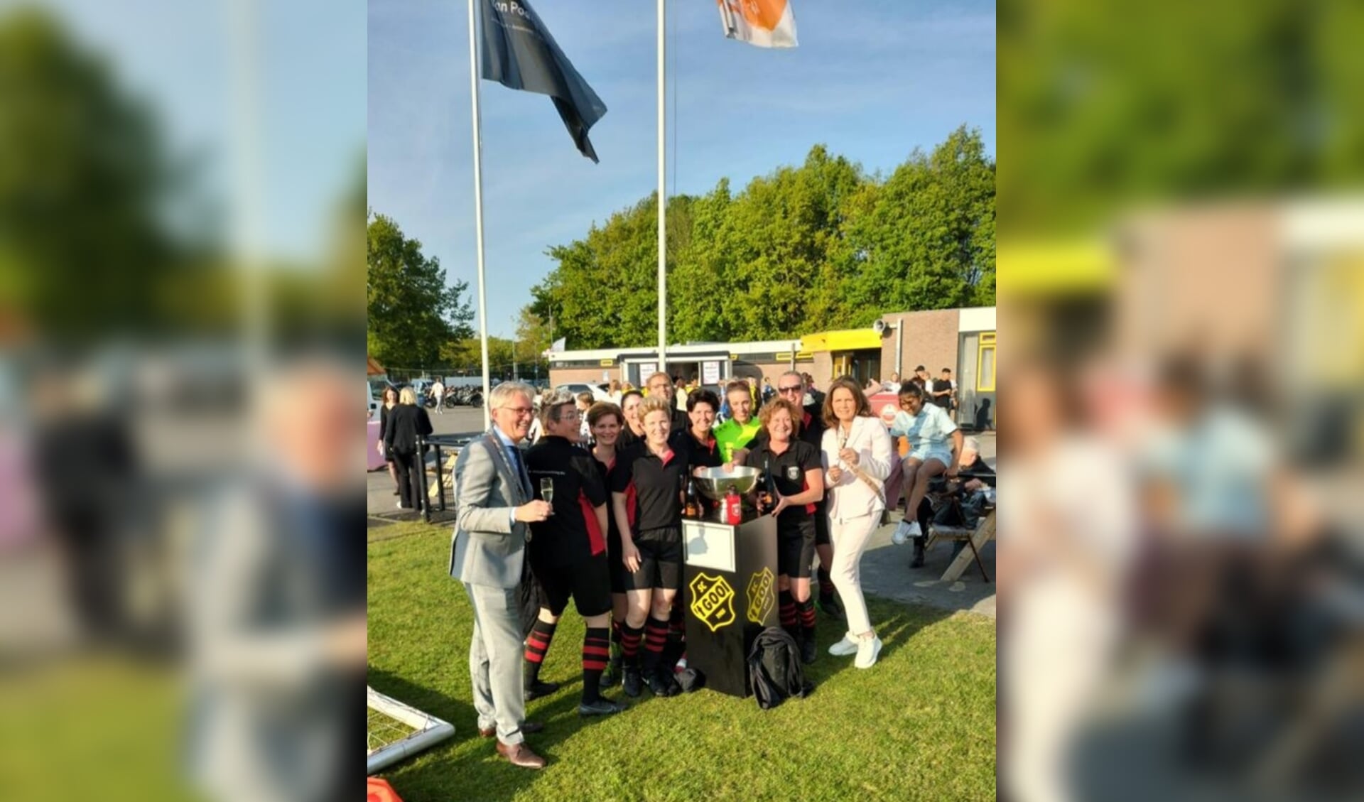 WKC dames van v.v. Beesd met de organisatie van het Voetbalmoeders Prosecco toernooi en de burgemeester van Hilversum bij de Prosecco bokaal.