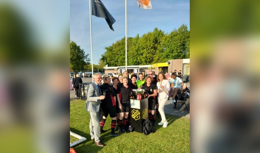 WKC dames van v.v. Beesd met de organisatie van het Voetbalmoeders Prosecco toernooi en de burgemeester van Hilversum bij de Prosecco bokaal.  