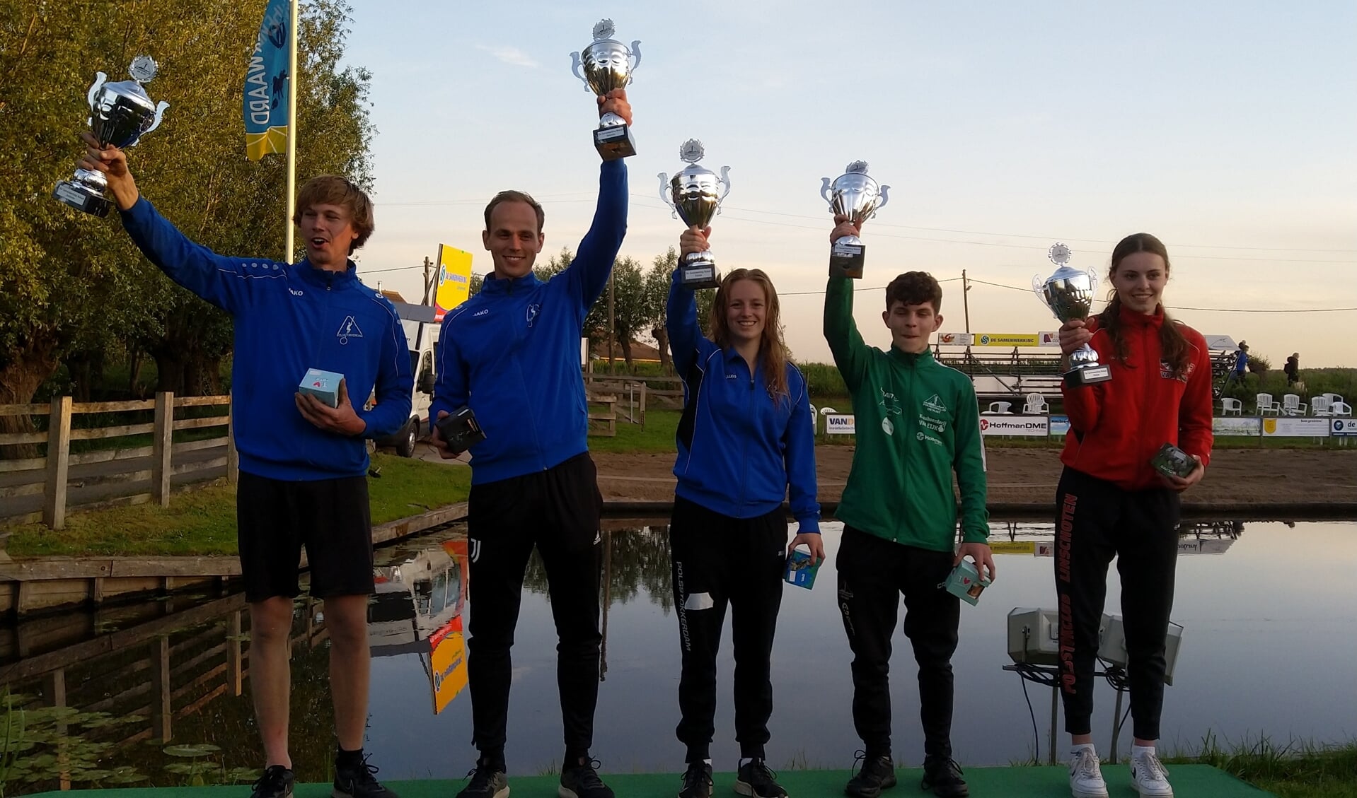 • De winnaars van de polsstokwedstrijd in Vlist op het erepodium.