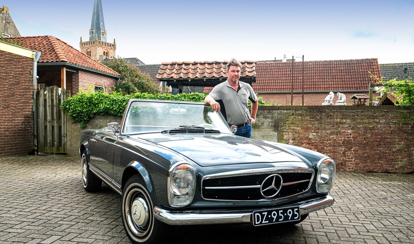• Ralph Delpeut met zijn gerestaureerde Mercedes.