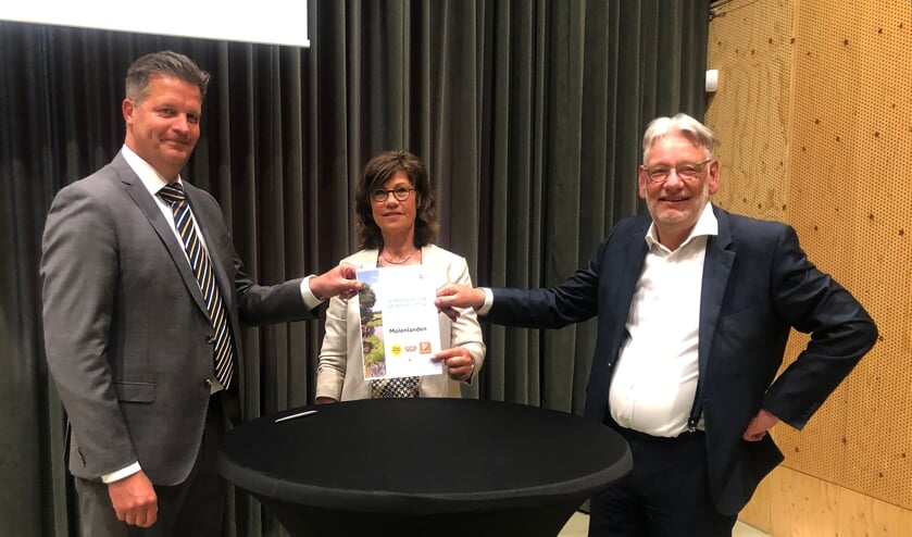 • Bram Visser, Joke van de Graaf en Corné Egas presenteren het coalitieakkoord.  