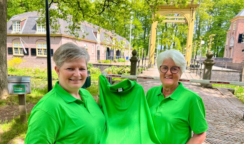 • Rianne van Valkenburg (l) en Corrie van Wijk tonen vol trots de nieuwe kleuren.