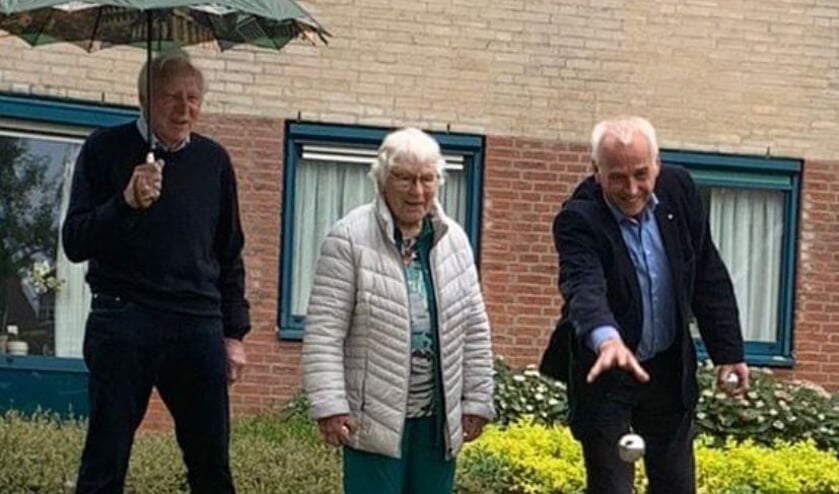 <p>Mevr. Blijenberg en Wethouder Wiendels openen de vernieuwde jeu de boules baan.</p>