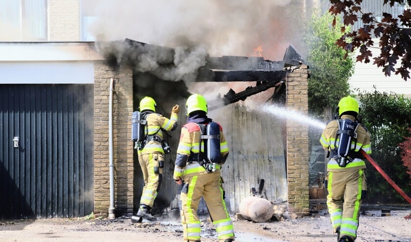 <p>• Om de brand goed te kunnen blussen brak de brandweer de kanteldeur open.</p>
