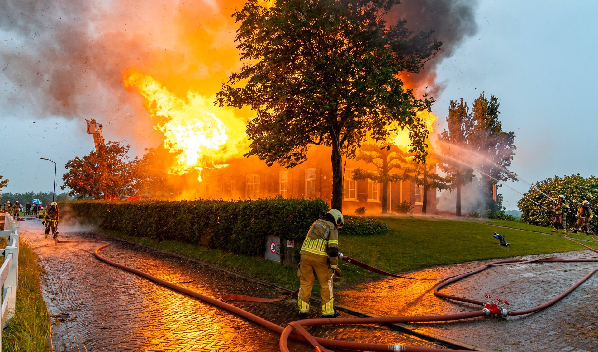 • In een huis met een rieten dak aan de Oudendijk woedt donderdag een grote brand.