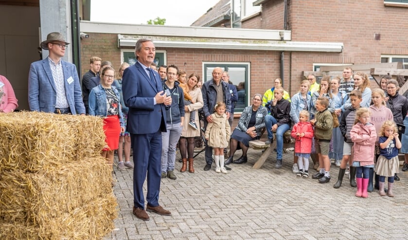 • Meindert Stolk bij de opening van de boerderijwinkel.  