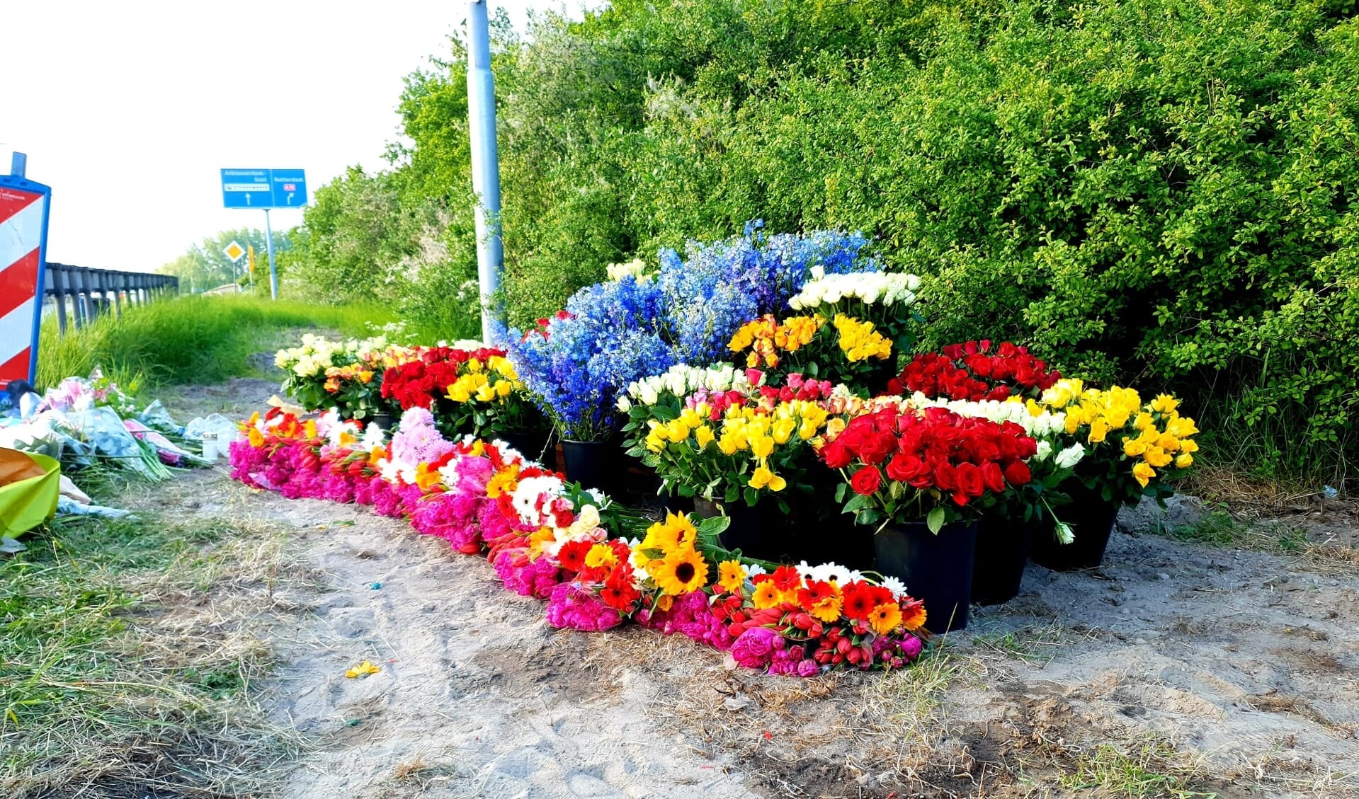 • Er zijn veel bloemen gelegd bij de plaats van het ongeval.