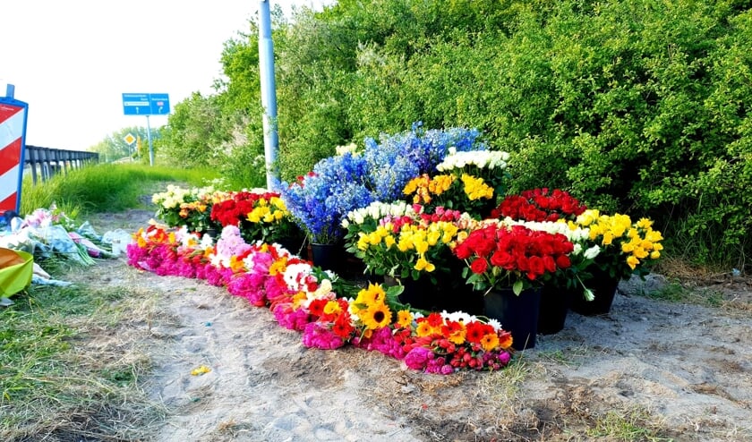 <p>&bull; Er zijn veel bloemen gelegd bij de plaats van het ongeval.</p>  