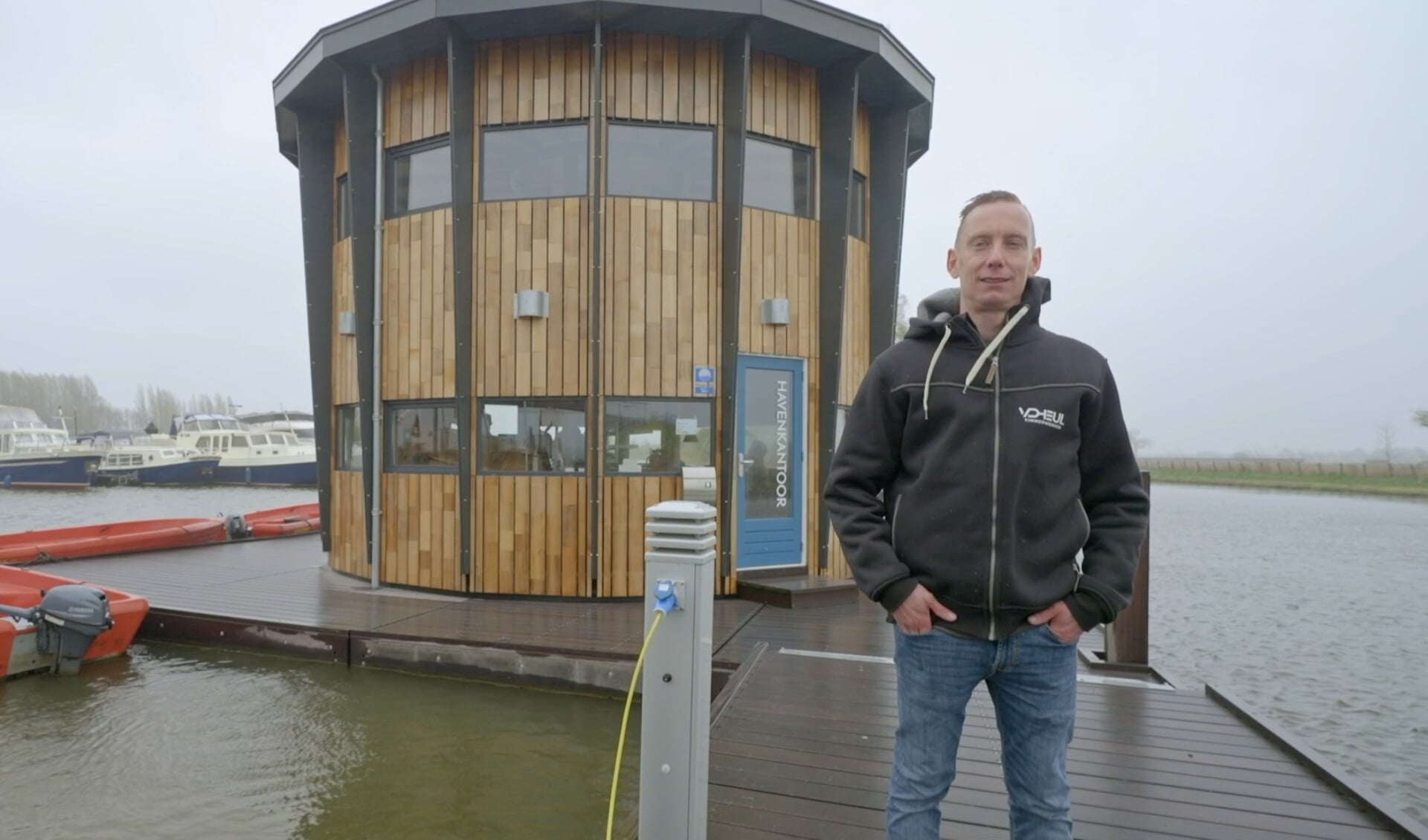 • Erwin van der Heul bij zijn visitekaartje: het drijvende, ronde havenkantoor in IJsselstein.