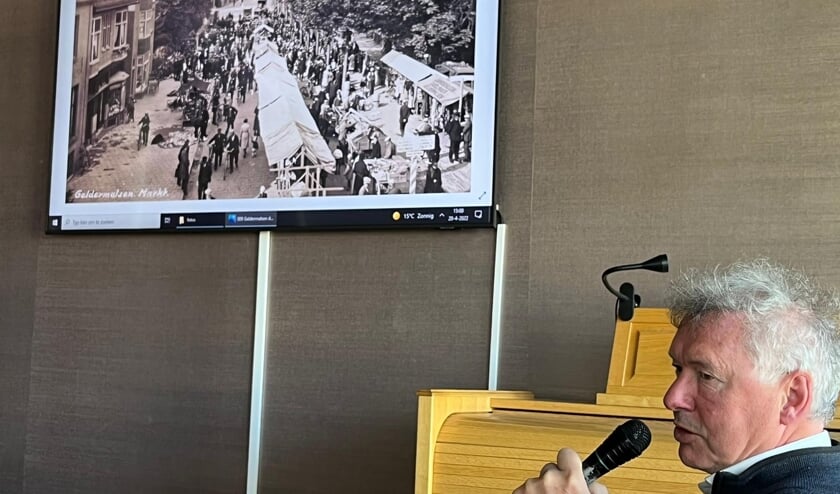Niels van Ooijen tijdens zijn presentatie in zorgcentrum Ravestein.