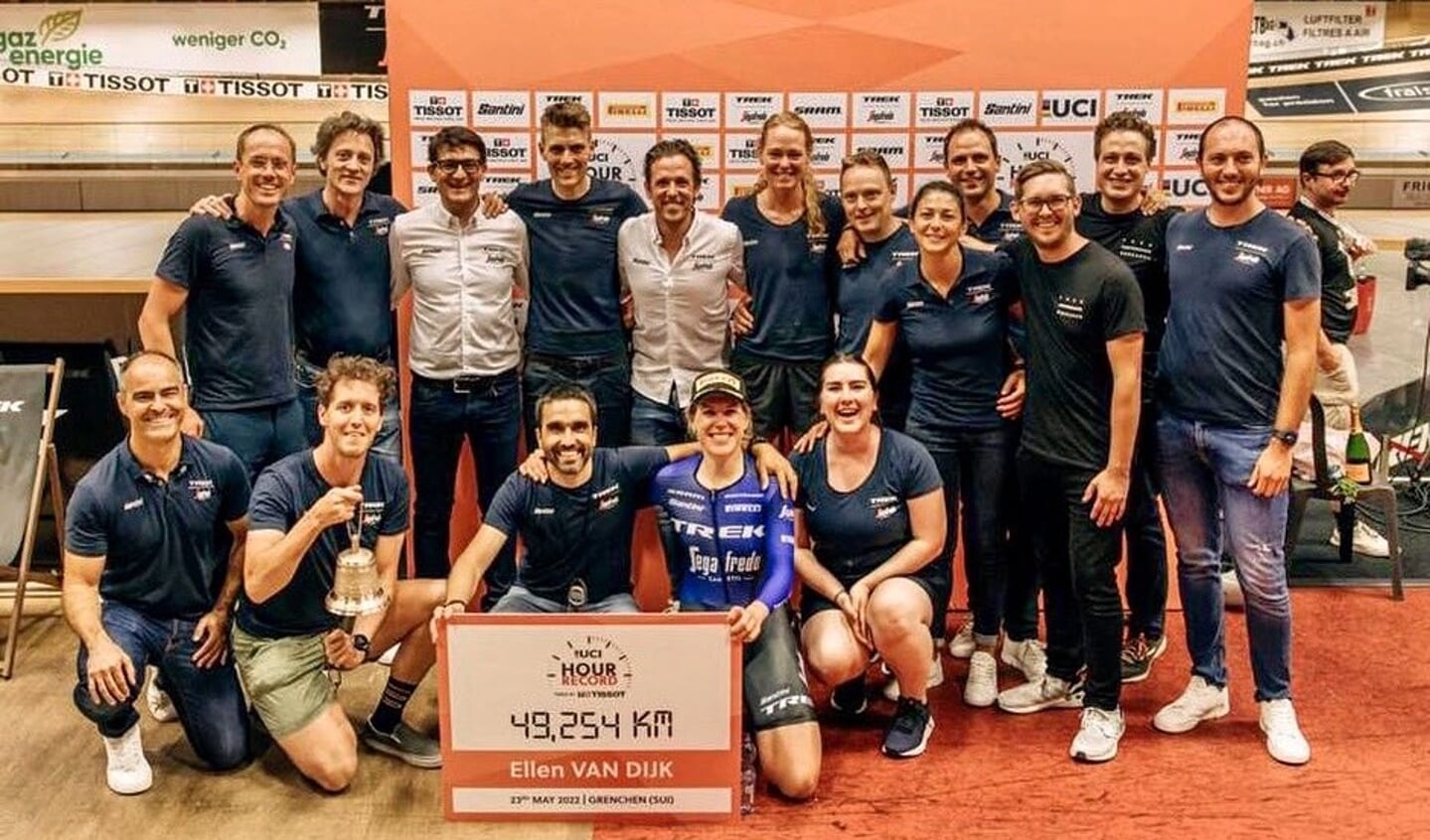 • Ellen van Dijk met team na afloop van haar imposante prestatie.
