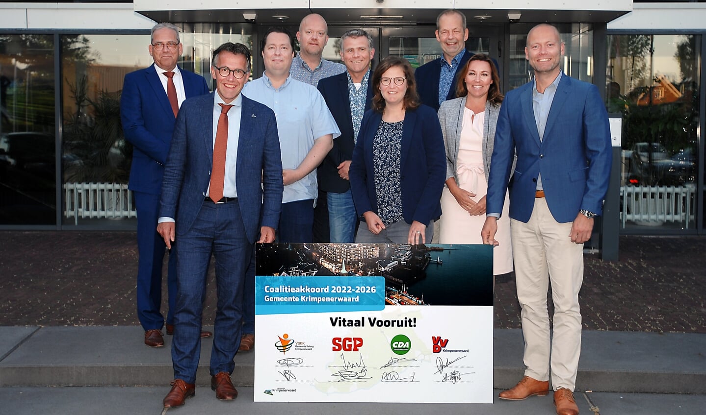 • Het coalitieakkoord Vitaal Vooruit! ondertekend. V.l.n.r. Erik Wassink (SGP), Jan Verburg (SGP), Wisja Pannekoek (VGBK), Pascal van der Hek (VGBK), Marco Advocaat (CDA), Irma Bultman (CDA), Willem Schoof (formateur), Heleen Vogel (VVD), Pascal Zuijderwijk (VVD).