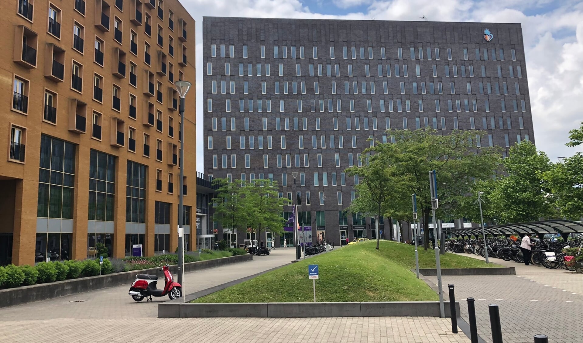 • Dankzij de verkoop van onder meer deze gebouwen in het Gezondheidspark Dordrecht, heeft het Albert Schweitzer ziekenhuis het eigen vermogen in 2021 fors kunnen versterken.