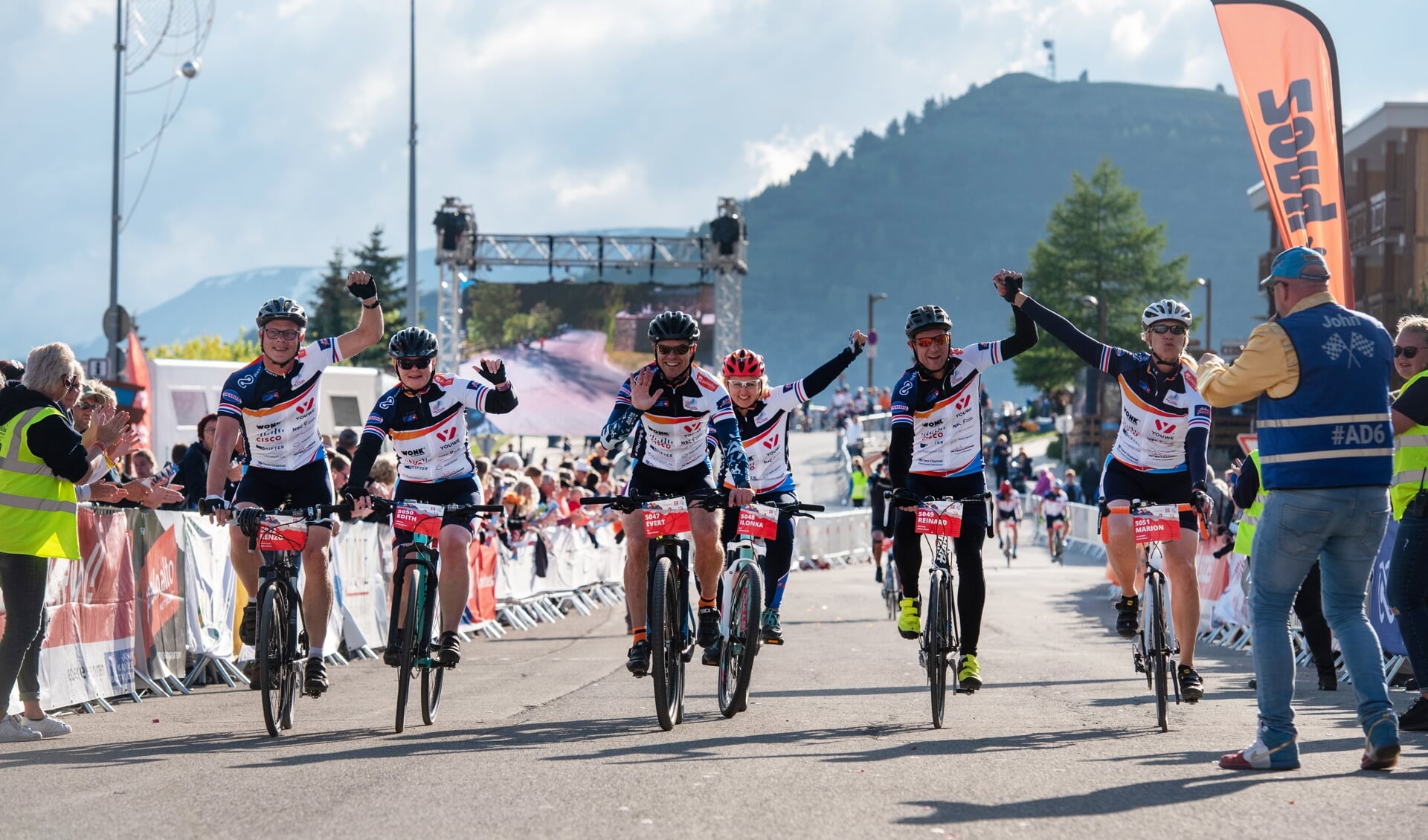 • Duizenden deelnemers gaan fietsend, hardlopend, of wandelend maximaal de Alpe d’Huez op. 