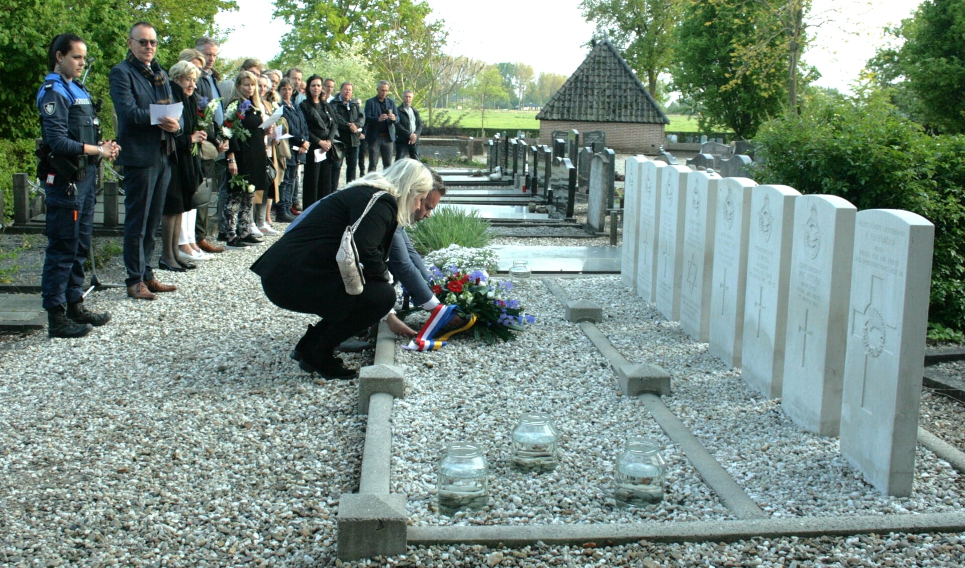 • Wethouder Frank Groen legt, samen met zijn echtgenote, namens de gemeente Tiel bloemen op de graven van de in de Tweede Wereldoorlog omgekomen vliegers.