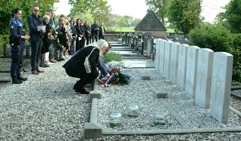 <p>• Wethouder Frank Groen legt, samen met zijn echtgenote, namens de gemeente Tiel bloemen op de graven van de in de Tweede Wereldoorlog omgekomen vliegers.</p>