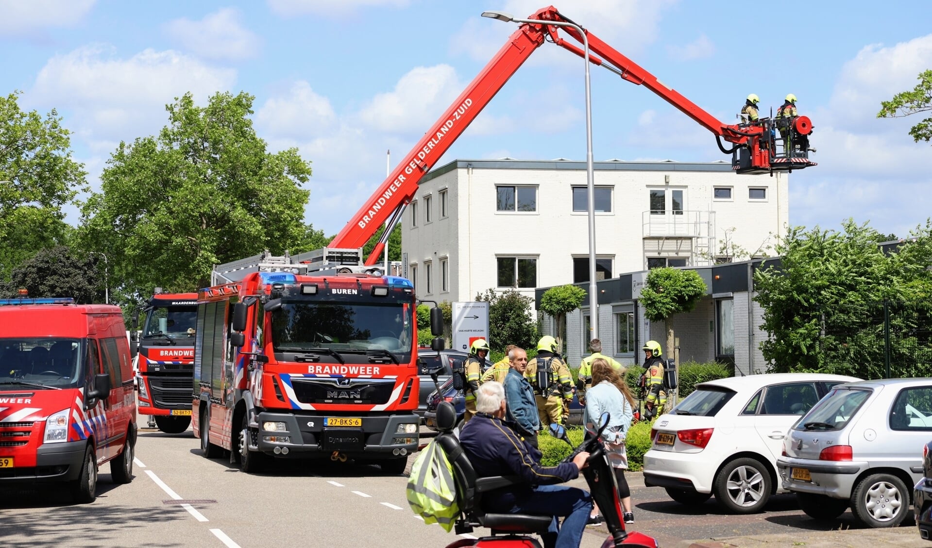 • Met een hoogwerker is de brandweer het dak op geweest om de situatie verder te beoordelen.