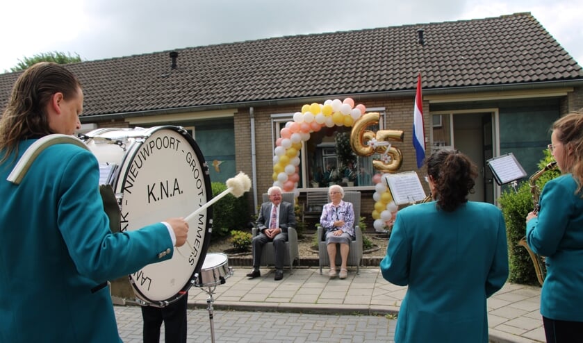<p>• Echtpaar Hak voor hun huis met de muzikanten van KNA.</p>
