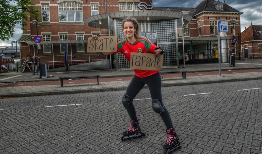 <p>• Karlijn van Kollenburg voor het station, het startpunt van de Skate Parade.</p>