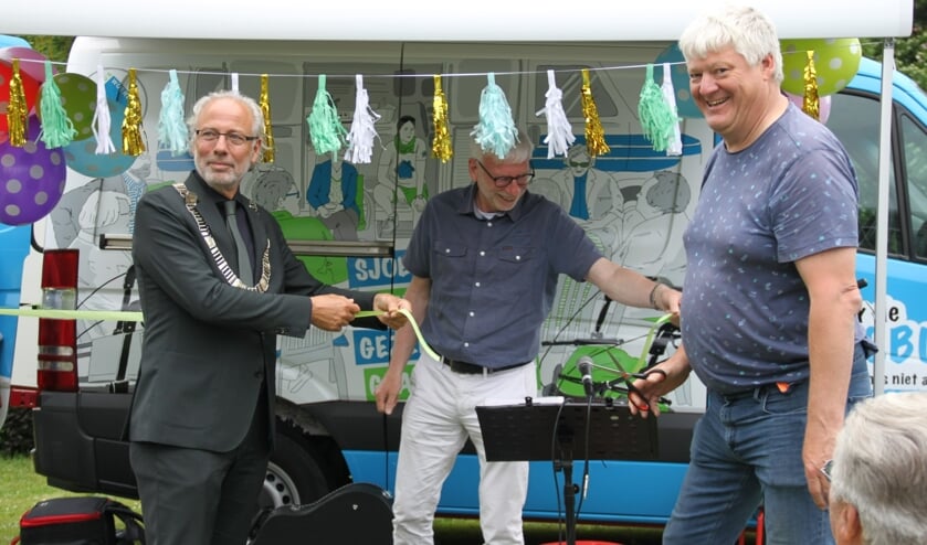 <p>• Burgemeester Molkenboer knipte een lintje door.</p>