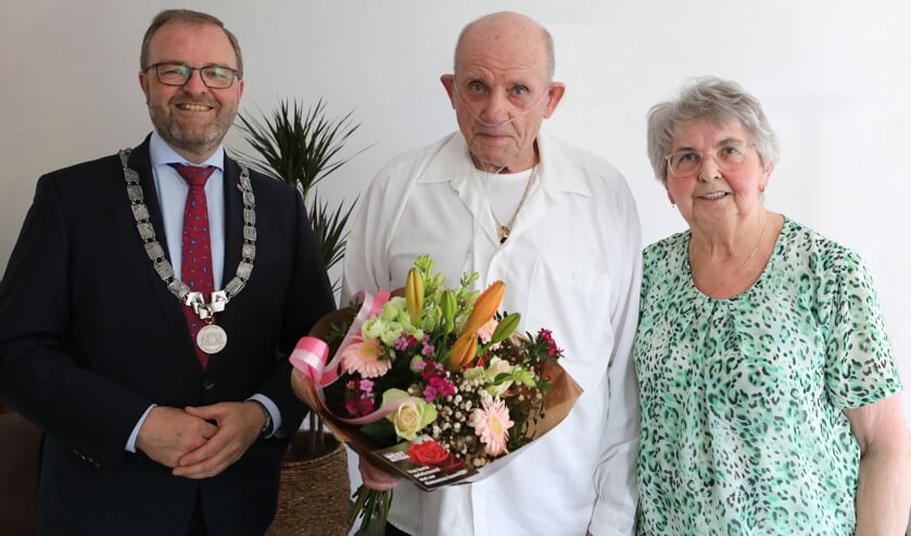 Burgemeester en het echtpaar Van den Hurk-Versteegh