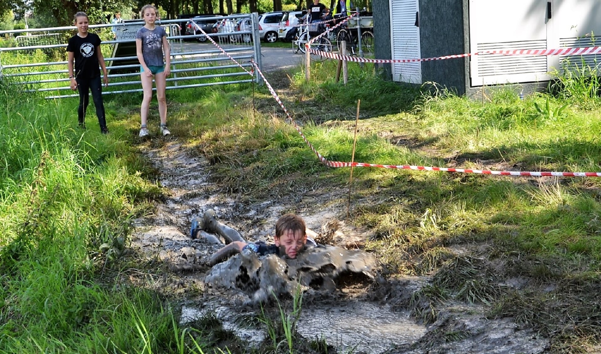 • Kinderen in actie tijdens de Mud run.