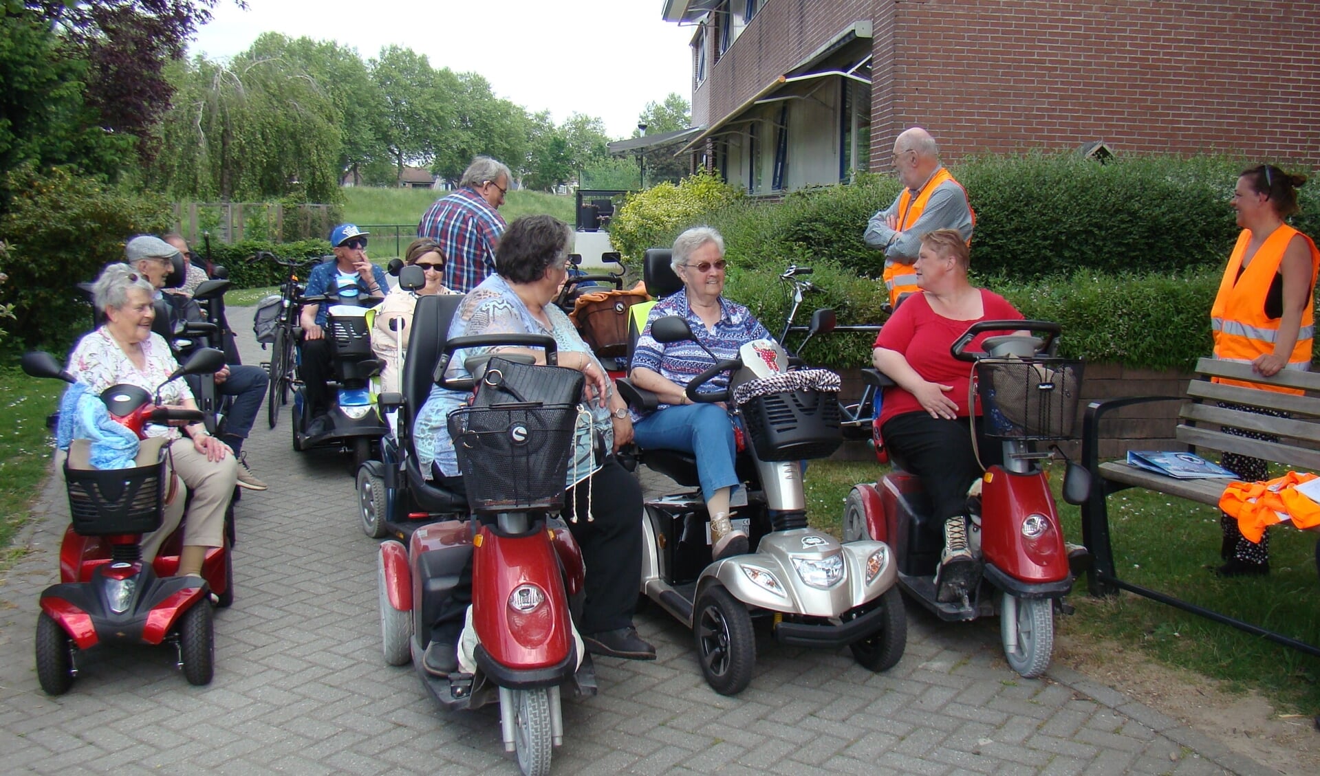  De deelnemers aan de toertocht van Flipje op wielen staan bij Vrijthof te popelen om te vertrekken, de begeleiders zijn ook paraat. 
