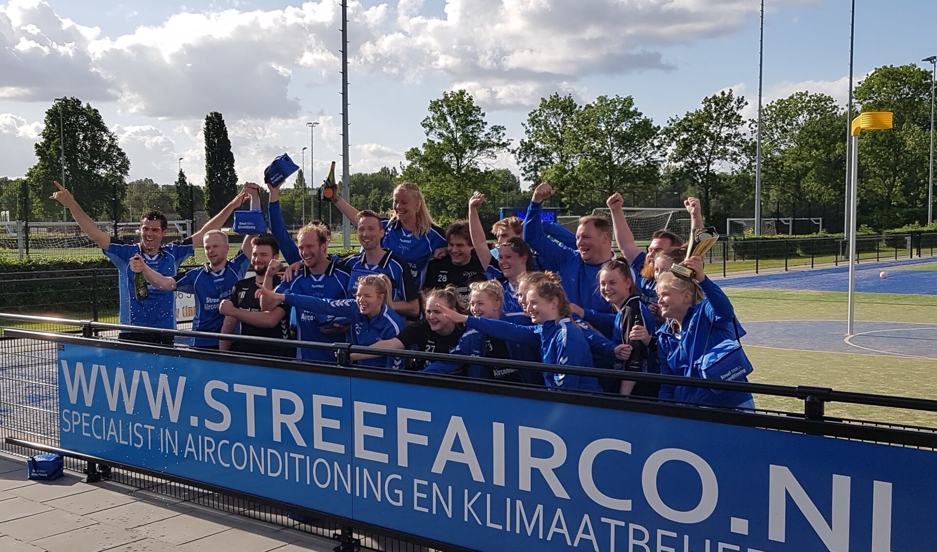 De korfballers van het Nieuwegeinse Koveni zijn veldkampioen geworden en promoveren naar de derde klasse.