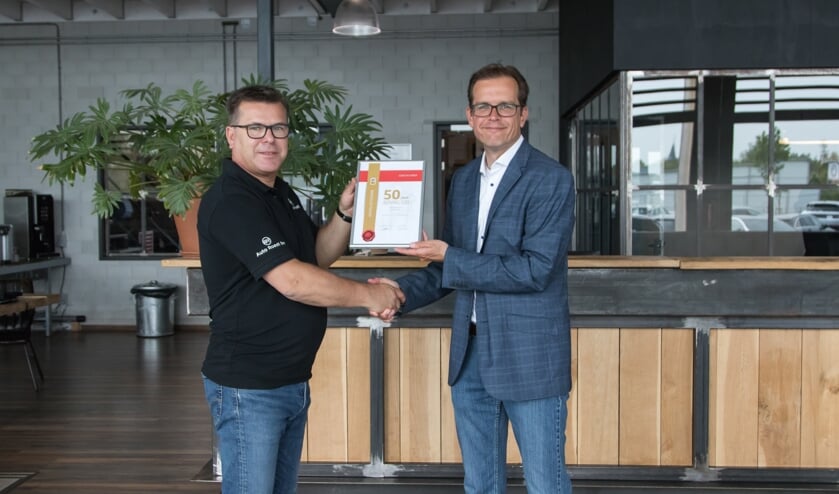 • De overhandiging van de speciale oorkonde.
