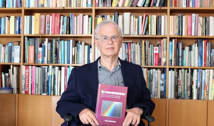 • José van Rosmalen met zijn boek 'De Woordendokter'.