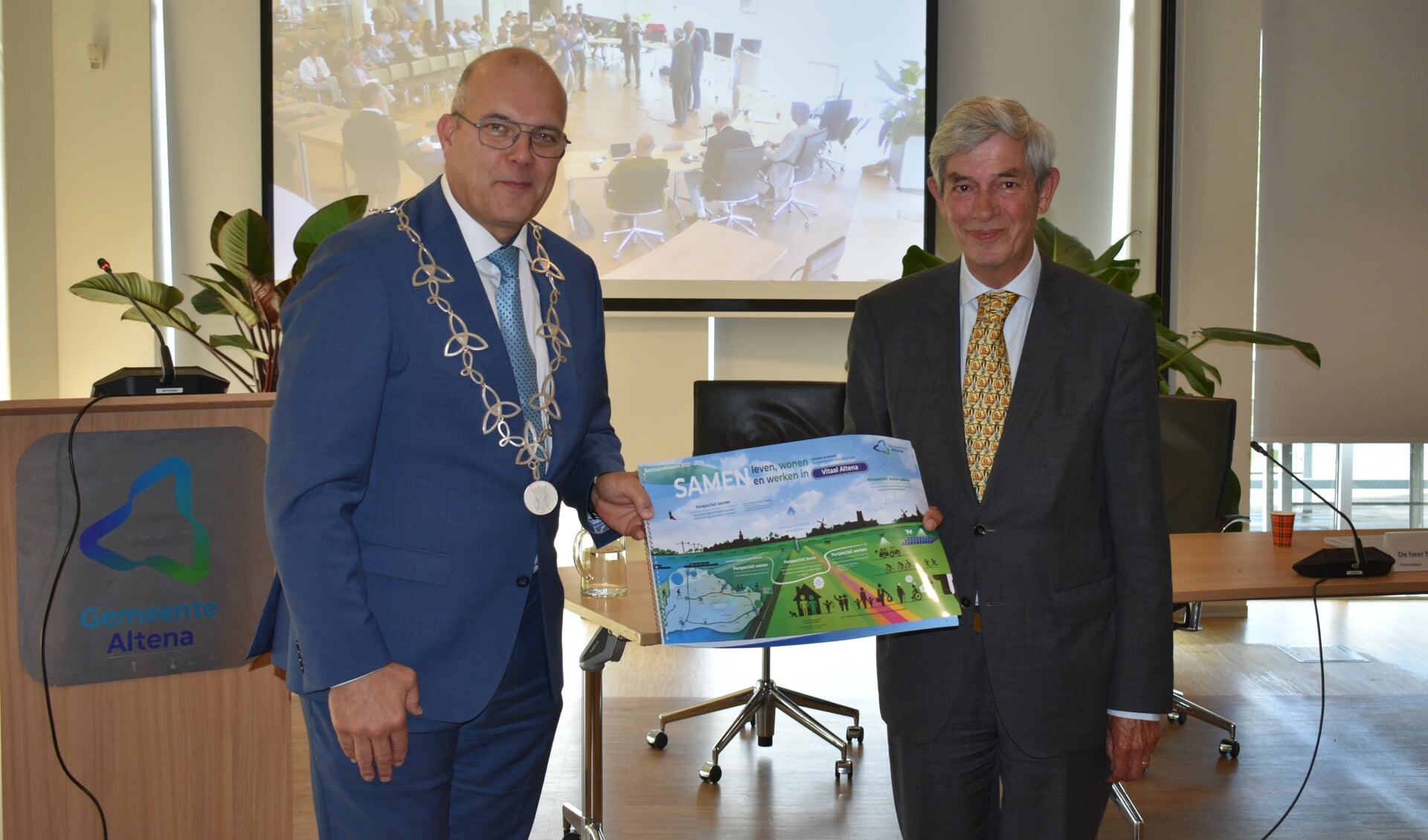 • Formateur Nico van Mourik overhandigt het bestuursakkoord aan burgemeester Egbert Lichtenberg.