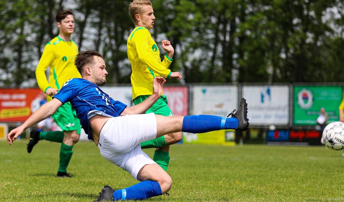 • Menno Dekker in actie in de met 5-3 gewonnen topper tegen BLC.