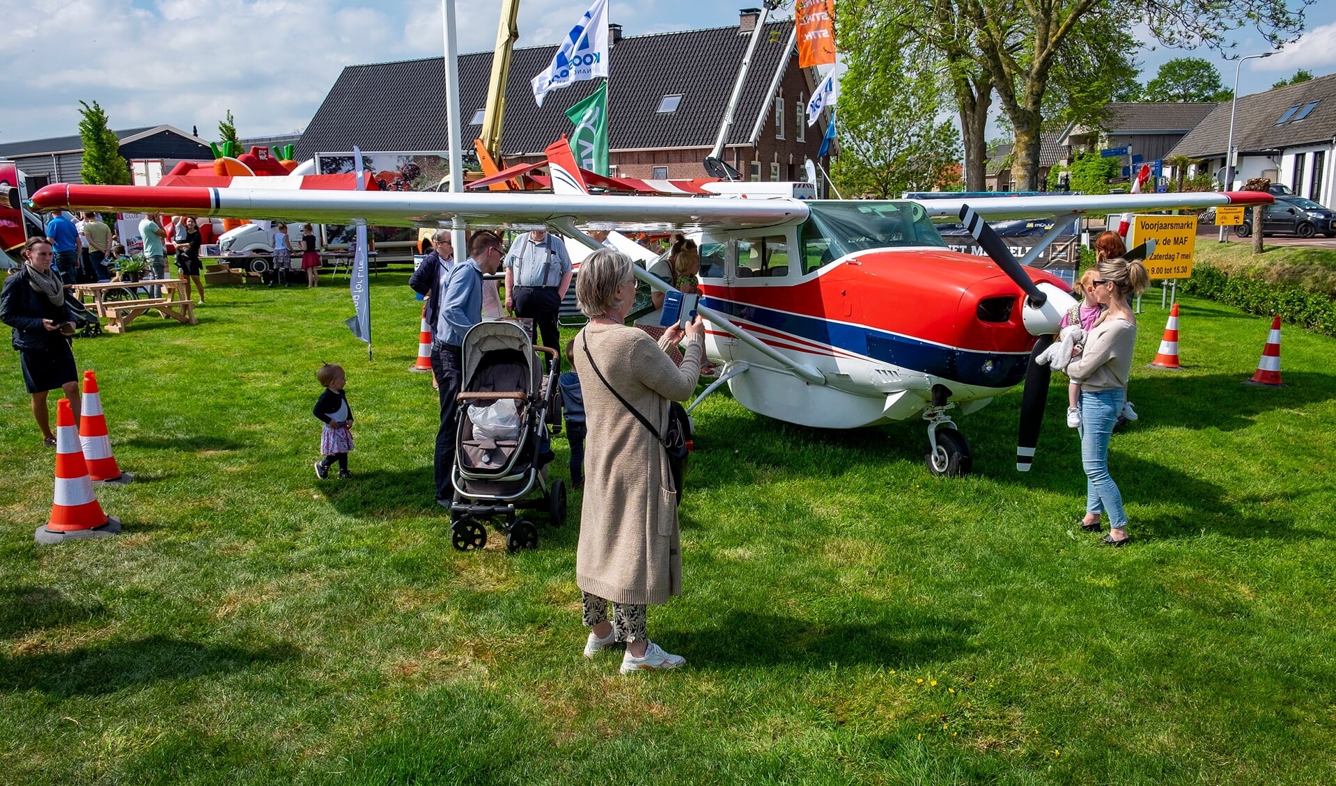 • Het MAF-vliegtuigje op het terrein.