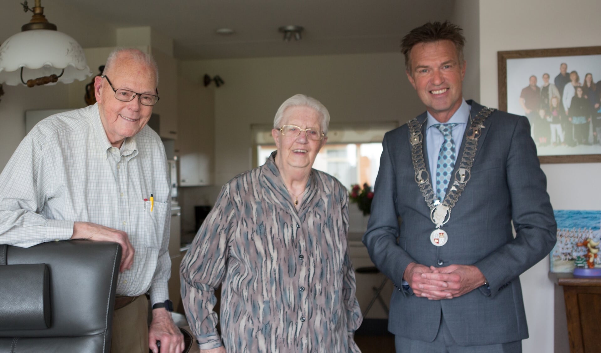 • De burgemeester op bezoek bij echtpaar Van der Hoek.