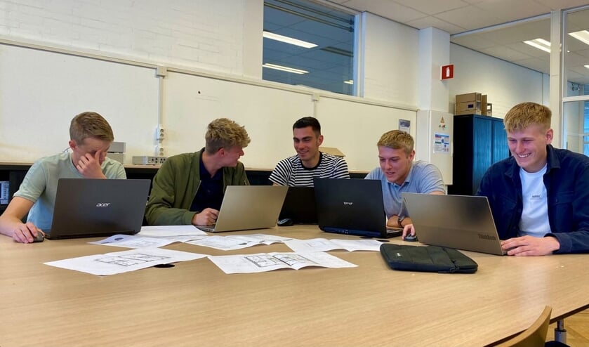 Deze jongens leren op de Nieuwegeinse Tech Campus over de warmtepomp.  
