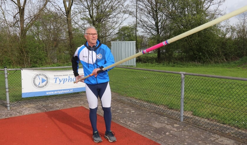 • Bert Vreeswijk op het veld van atletiekvereniging Typhoon  