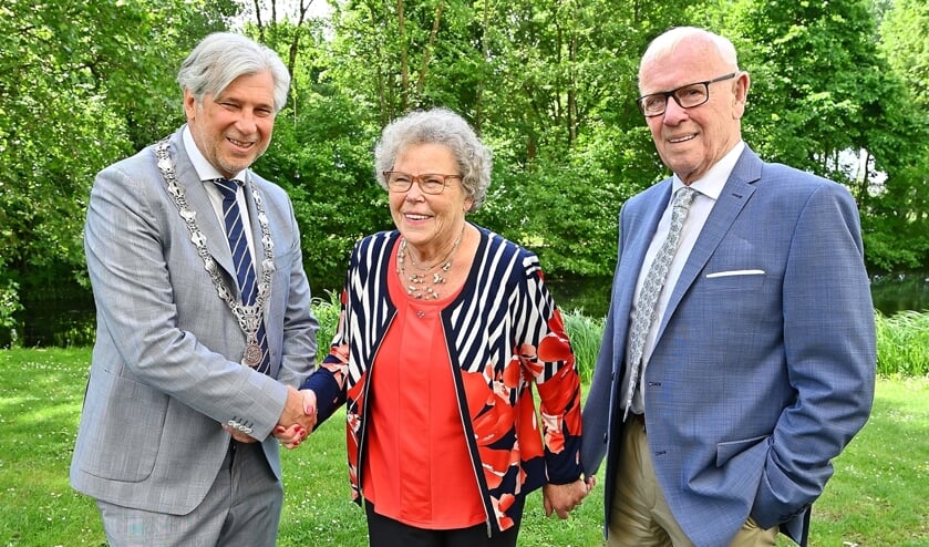 • Op zondag 22 mei 2022 kwam Burgemeester Peter Oskam het Echtpaar Carlier- de Bruijn feliciteren met hun 65 jarige huwelijk.  