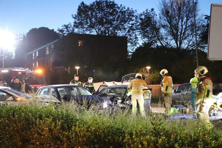 <p>• De brandweer bezig met het verlenen van hulp </p>