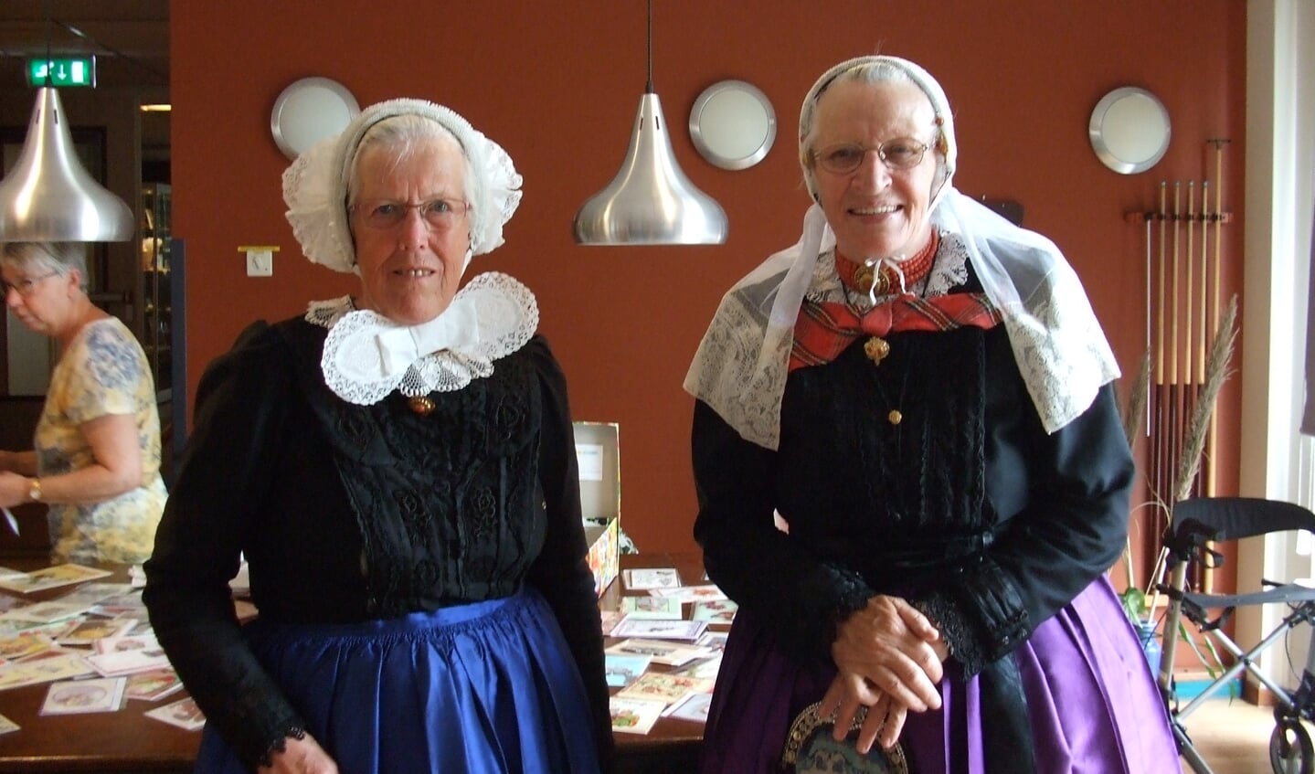 • Links voorzitster Nel de Bruijn, rechts mevrouw Lotterman in klederdracht.