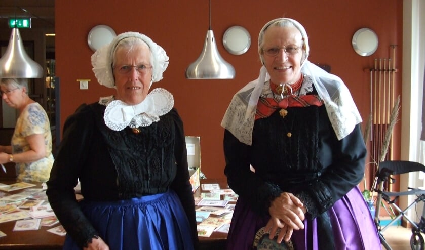 <p>&bull; Links voorzitster Nel de Bruijn, rechts mevrouw Lotterman in klederdracht.</p>  