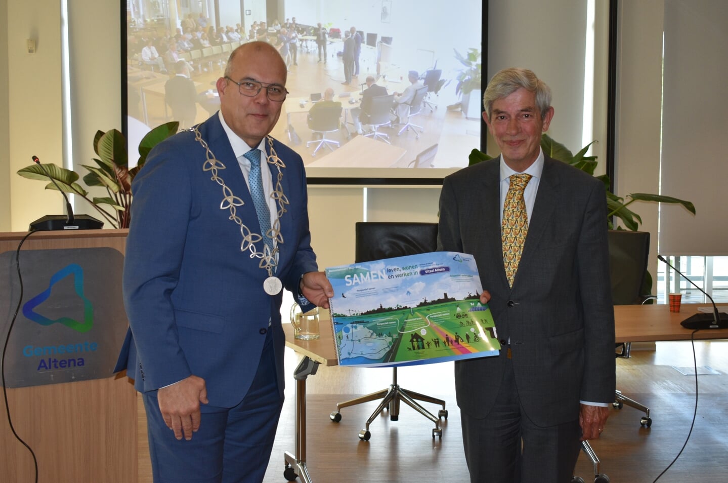 • Formateur Nico van Mourik overhandigt het coalitieakkoord aan burgemeester Egbert Lichtenberg.