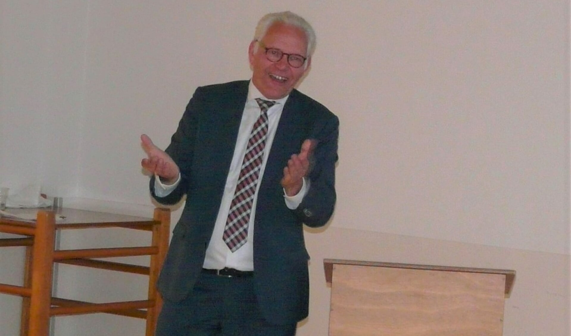Wim van Wikselaar tijdens zijn presentatie in basisschool Het Kompas.