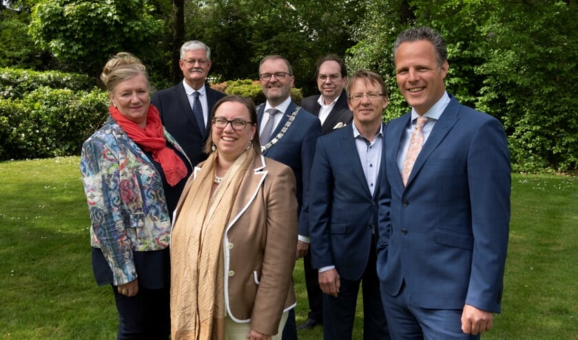 v.l.n.r.: Wethouders Joke van Vrouwerff, Govert van Bezooijen en Jacoline Hartman, burgemeester Servaas Stoop, wethouder Jan de Geus, loco-secretaris Philip Bosman en wethouder Rutger van Stappershoef.