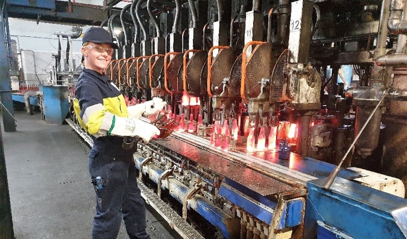Kyra van Holten aan het werk bij de 'Hot End-machines'.