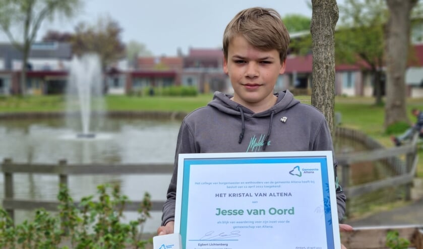 <p>• Jesse van Oord met de oorkonde en het Kristal van Altena.</p>