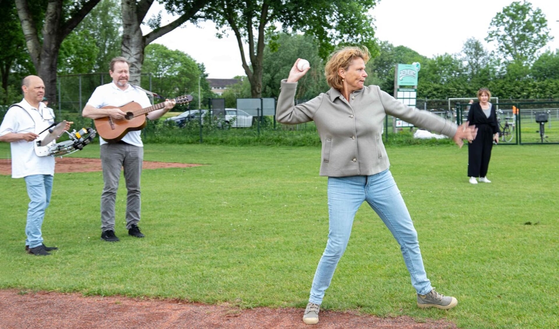 Burgemeester Petra van Hartskamp verrichtte de traditionele first pitch. 