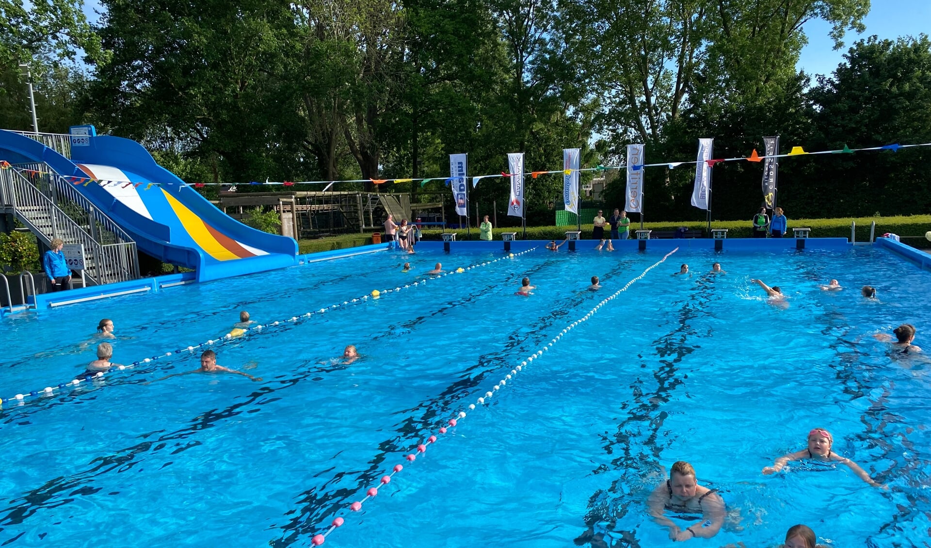 • In een zonnig Zwembad Bijtelskil ging de zwemvierdaagse maandag van start.