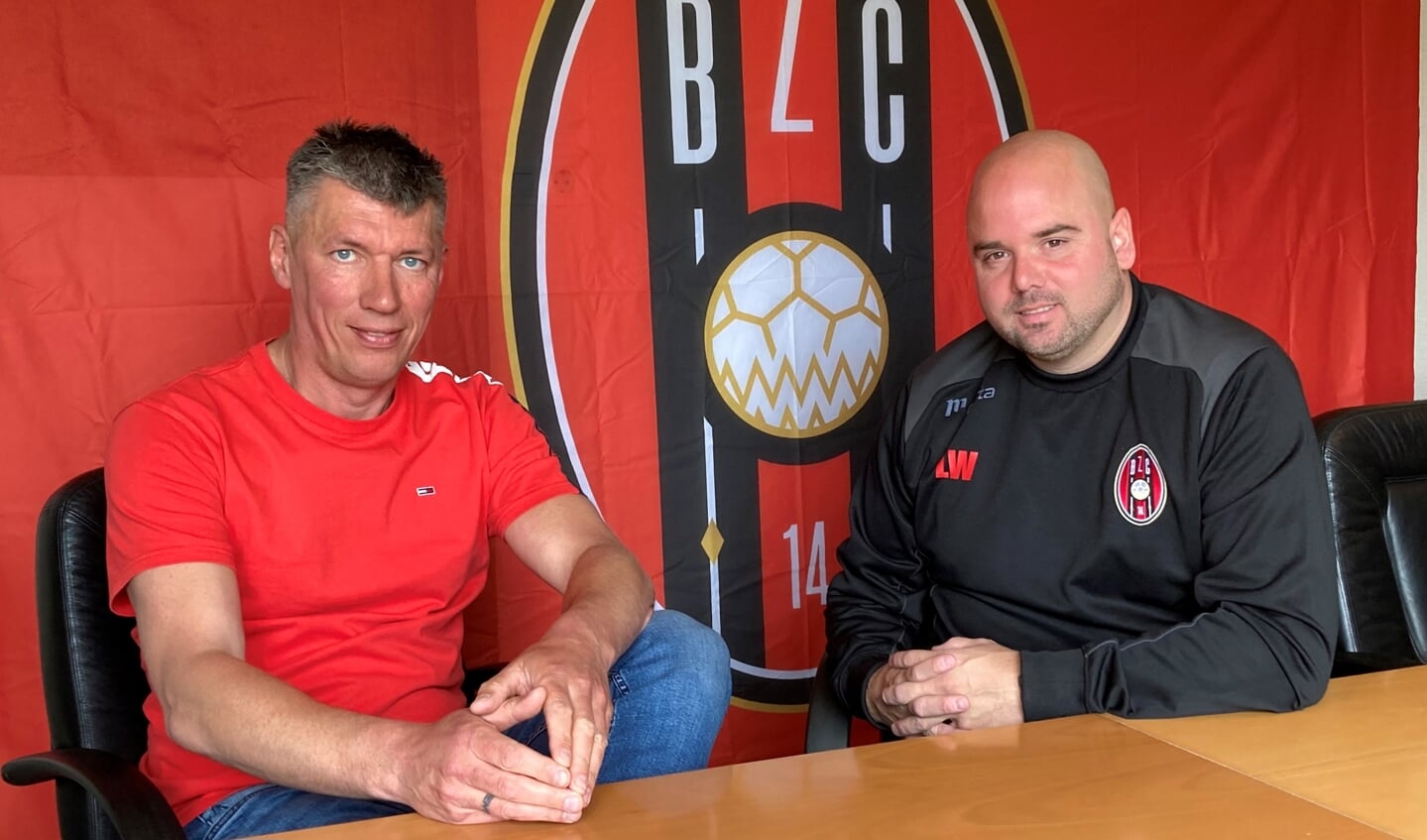 • In rood shirt bestuurslid Michael van Veen. Rechts trainer Lénard Weber.